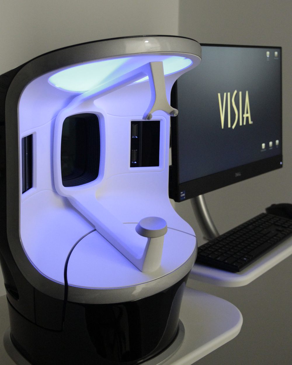 Cabina VISIA de análisis facial iluminada, con su monitor, en Clínica Bioever